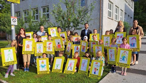 Die neuen Schutztafeln in Außerbraz wurden von den Volksschülern gestaltet und zeigen den „Ruschifeng“.  Stadt Bludenz