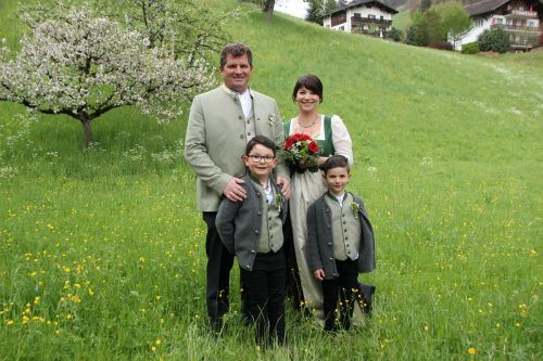 Die Söhne von Stephan und Bettina Sahler reagieren unterschiedlich: Der eine freut sich auf die größere Klasse, der andere nicht.