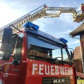 Kamin explodiert auf Hausdach