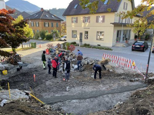 Ehrenamtliche Helfer errichteten auch eine Trockensteinmauer. tay