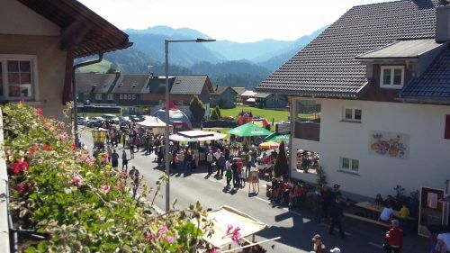 Ein buntes Rahmenprogramm erwartet Besucherinnen und Besucher bei der Sibratsgfäller Kilbe am Sonntag.  ME