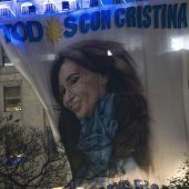 Mann richtet Waffe auf Ex-Präsidentin Kirchner