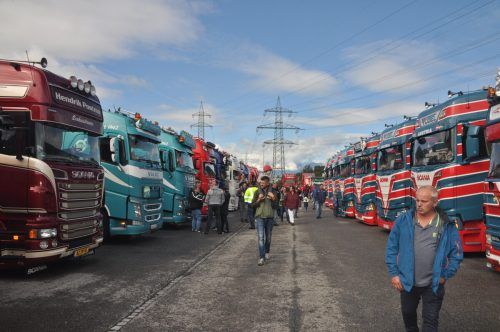 Ein Teil der großen Lkw-Parade auf dem Vögel-Areal.