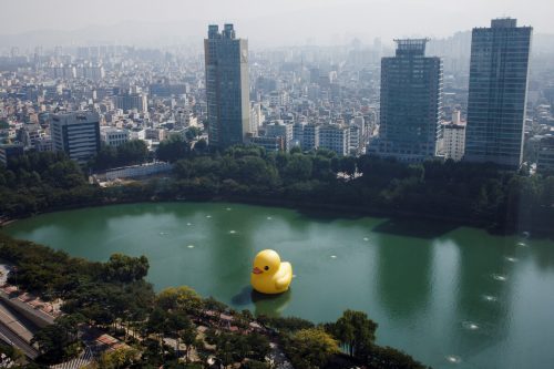 Eine riesige Plastikente des Künstlers Florentijn Hoffman hat im Seokchon-See in Seoul (Südkorea) ein neues Zuhause gefunden. Reuters