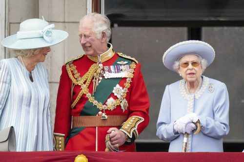 Eines der letzten gemeinsamen Fotos: König Charles III. mit Camilla und Queen Elizabeth II. beim Thronjubiläum. ap, afp