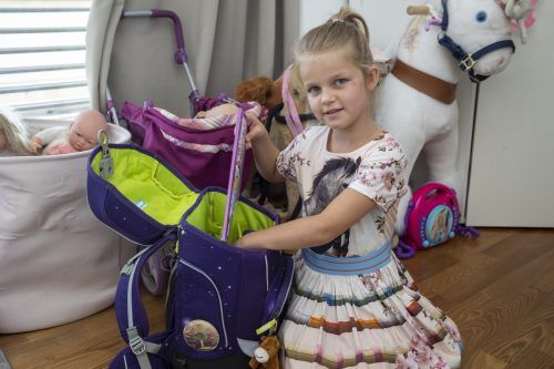 Erstklässlerin Elina hat ihre Schultasche schon gepackt. VN/PAULITSCH
