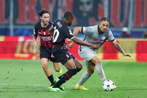Erzielte einen herrlichen Treffer zur 1:0-Führung: Salzburg-Stürmer Noah Okafor (im Bild rechts gegen Pierre Kalulu). gepa