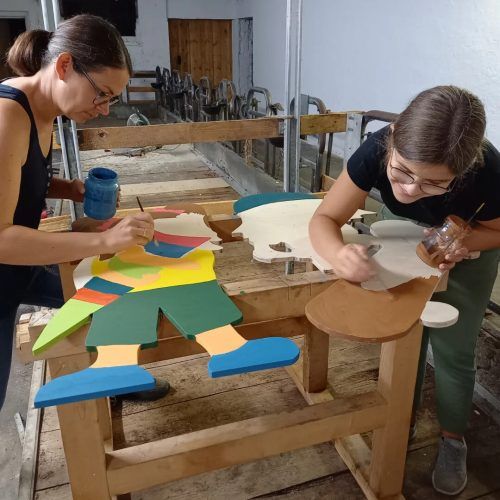 Es wurde fleißig gebastelt um den Schulweg sicherer zu machen.  Familienverband Dafins