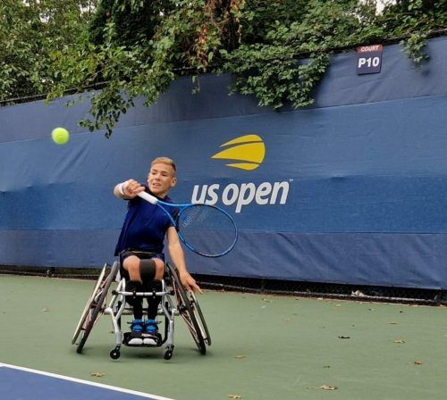 Maximilian Taucher zeigt in New York groß auf. 