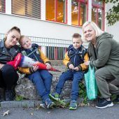 Sicher ist sicher. Erstklässler Sejad kam mit Mama, Oma und Bruder zur Schule. »A4