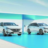 Peugeot 308 mit Ladekabel