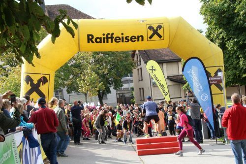 Fitnesstrainer Samuel Griell brachte die Menge vor dem Startschuss auf Lauftemperatur.  HE