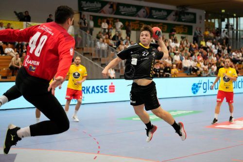 Flügelflitzer Robin Kritzinger verbuchte mit vier Toren eine maximale Wurfausbeute gegen ÖHB-Teamgoalie Thomas Eichberger.  VN/Harz