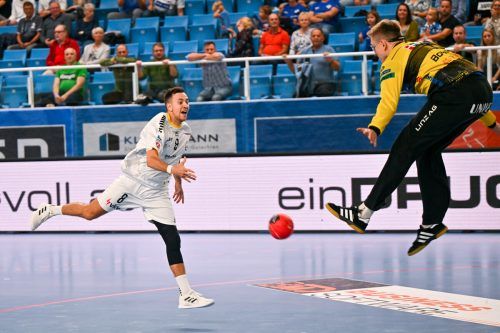 Flügelflitzer Sebastian Burger sorgte mit seinem achten Treffer zwei Minuten vor dem Abpfiff für den 26:25-Endstand beim Sieg in Linz. GEPA