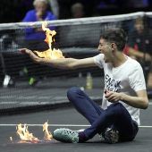 Klima-Aktivist zündet sich vor Federer-Show selbst an