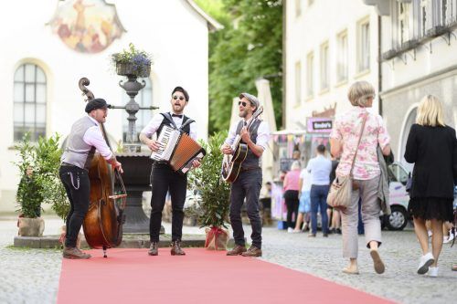 Für musikalische Unterhaltung sorgen „The Nogoodniks“ und „Mona Ida“. Stadt