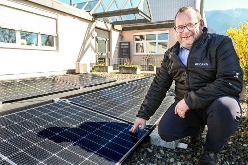Geschäftsführer Günter Suppan mit der neuen PV-Anlage. Udo Mittelberger