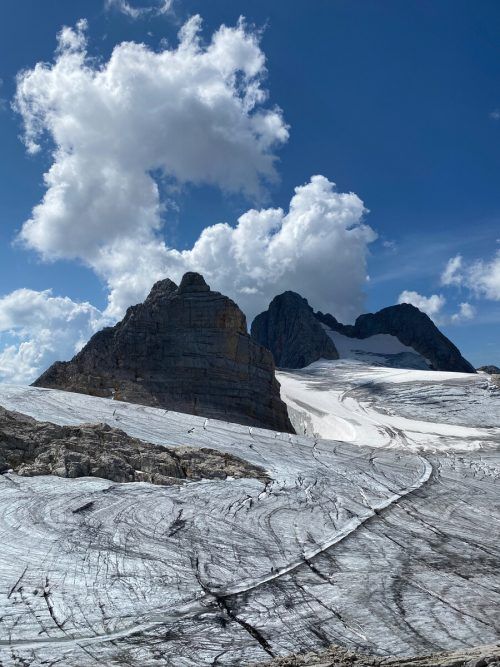 Hitze, Regen und Saharasand haben dem Dachstein-Gletscher stark zugesetzt.  APA