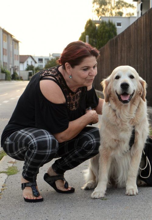 Hund „Happy“ bringt Leben in Marions Haus.  HRJ (2)