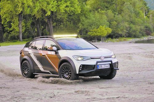 ID.Xtreme heißt ein neues Konzeptauto, welches VW im Rahmen seines selbst ausgerichteten ID-Treffens in Locarno am Lago Maggiore vorgestellt hat. Basis für den Offroader ist laut Hersteller ein ausgedienter Testträger des batterieelektrisch angetriebenen ID.4 GTX, der über eine gebrauchte 82-kWh-Batterie sowie mehr Leistung und mehr Offroad-Kompetenz verfügen soll. Ob das Showcar später auf den Markt kommt? Derzeit noch unklar.