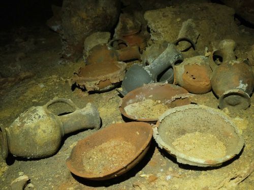In der Grabkammer wurden Tonwaren sowie Pfeil- und Speerspitzen gefunden.  afp