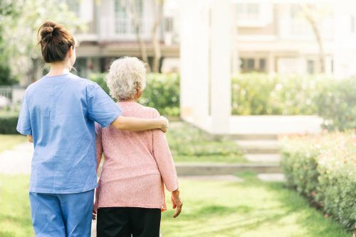 In der Pflege werden besonders viele Mitarbeitende gesucht, sie zu bekommen ist allerdings schwierig.