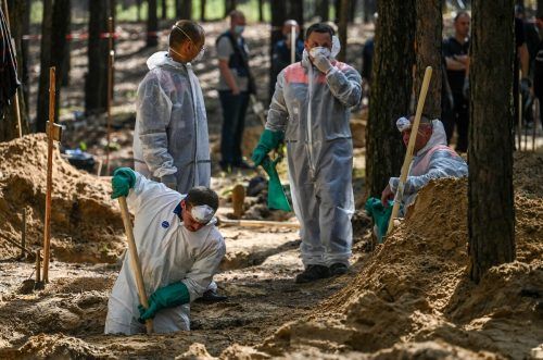 In Isjum wurden Hunderte Gräber gefunden. Die Exhumierung wurde am Wochenende fortgesetzt.  AFP