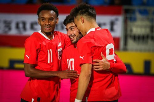 Jubelnde ÖFB-Spieler mit Torschütze Yusuf Demir. gepa