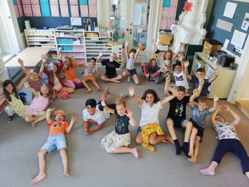 Kinder der Volksschule im offenen Lernbereich. VS marienberg
