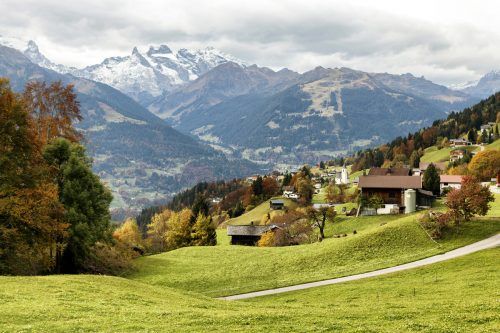 Künstler Eduard Gleich stellt in Bartholomäberg Ölgemälde zum Thema „Die Schönheit der Alpen“ aus.  Montafon Tourismus GmbH, Schruns - Andreas Haller