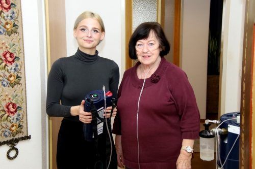 Leonie vom Sozialsprengel (l.) und Renate sind ein eingespieltes Team.