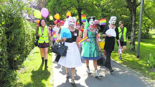Lilith Blenk (links) bei der Regenbogenparade mit der LGBTQIA+ Community und anderen Unterstützern.