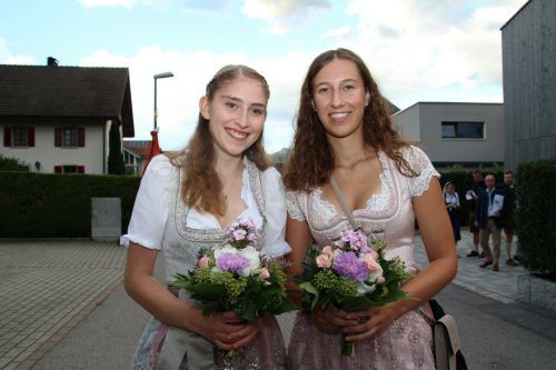 Magdalena und Anna haben sich für die Veranstaltung in Schale geworfen. He