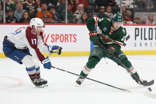 Marco Rossi umkurvt elegant Colorados Brad Hunt und jubelt später mit Ryan Hartman über den Siegtreffer zum 3:2. AP