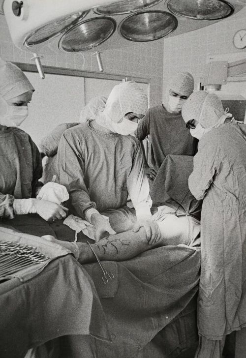 Medizinisch immer auf Fortschritt bedacht: Schon 1978 führten die Chirurgen diverse Eingriffe mit Laser-Skalpell durch. stadtarchiv feldkirch