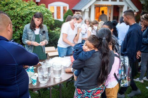 Migranten werden nach Ankunft vor einer Kirche in Martha‘s Vineyard versorgt. Reuters
