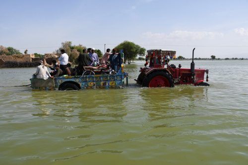 Millionen Menschen müssen sich vor neuen Wassermassen in Sicherheit bringen.  Reuters
