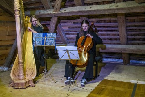 Miriam Dorner am Cello musizierte gemeinsam mit der aus Italien stammenden Harfenistin Gaia Sessa.  VN/Paulitsch