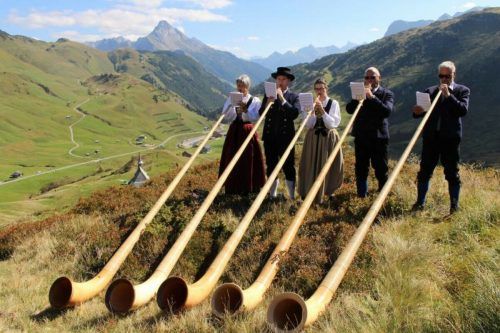 Musikalisch umrahmt wird die Bergmesse vom Musikverein Schröcken und den Alphornbläsern „WartherHorn“. stp/2