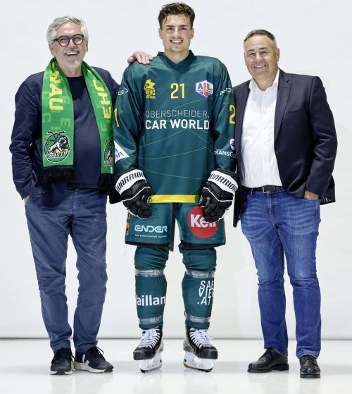 Neues Erscheinungsbild Der EHC Lustenau hat sich einem Redesign unterzogen. Der erste Schritt dabei war die Neugestaltung und Modernisierung des Logos. Dies wurde bereits bei den Spielerdressen – nicht nur bei der ersten Mannschaft, sondern auch bei den Nachwuchsteams – umgesetzt. EHC-Stürmer Lucas Haberl (Mitte) präsentiert mit Sigi Ramoser (li.) vom Studio Sägenvier und EHC Präsident Herbert Oberscheider, das Dress des EHC Lustenau mit einem runderneuerten Löwen. Marcel Hagen