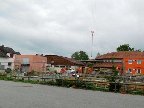 Noch wird im Kellergeschoss gewerkelt. Bald werden die Erdarbeiten und der erste Teil der Kanalisierung angegangen.  MIMA