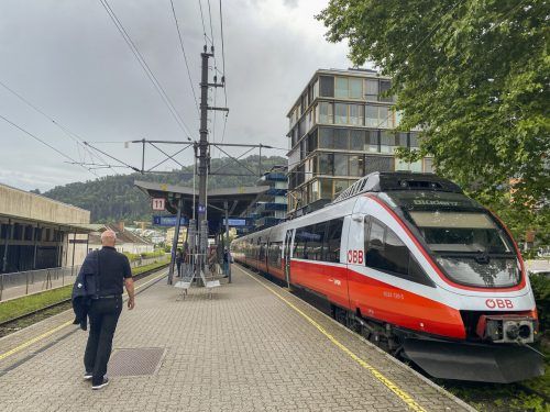 Roland Frühstück (ÖVP) und Sandra Schoch (Grüne) sehen im Ausbau der Haltestelle Bregenz-Hafen viele Vorteile.⇒VN/Paulitsch