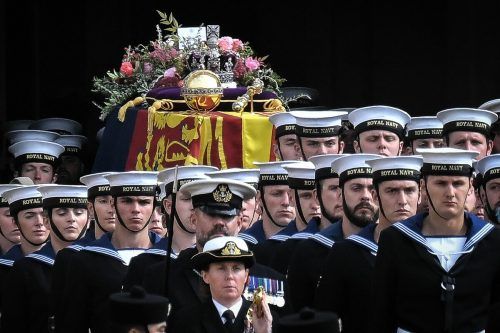 Queen Elizabeth II. wird von Hunderten Militärangehörigen auf einer Prozession durch die Straßen der Hauptstadt verabschiedet. 