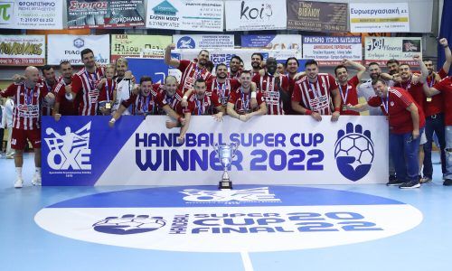Robert Weber (l.) und seine Teamkollegen nach dem Supercupgewinn. Verein