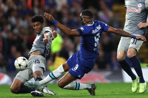 Salzburgs Verteidiger Bernardo (links) gegen den Maskenmann von Chelsea, Pierre-Emerick Aubameyang. afp