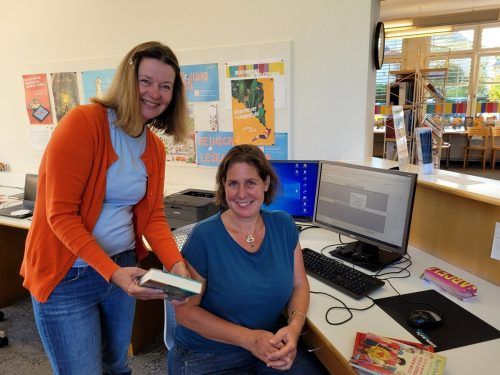 Schulbibliothekarin Christine Swoboda und Büchereileiterin Birgit Lechner.  bms/2