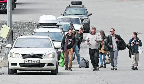 Seit der Ankündigung der Teilmobilmachung versuchen immer mehr russische Männer - wie hier an der Grenze zu Georgien - ins Ausland zu flüchten. AFP