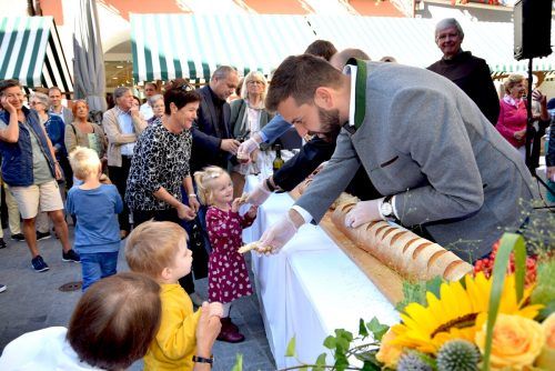 Simon Tschann verteilte das Brot zuerst an die Kleinsten, die es dankend annahmen.  SCO