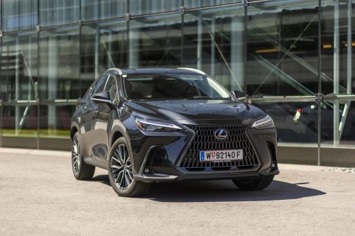 Sparen ohne Stecker: Der wuchtige NX 350h tritt als Teilzeitstromer an, der nicht extra aufgeladen werden muss. VN/paulitsch