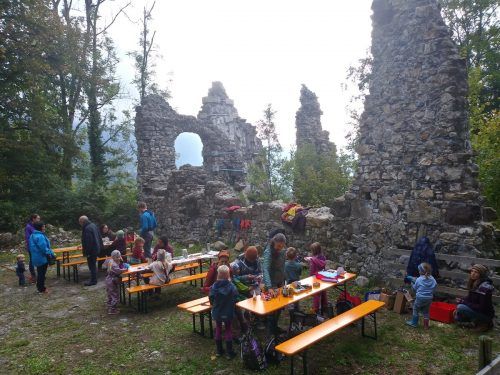 Spiel und Spaß in der Ruine Blumenegg haben auch die jungen Besucher. HAB